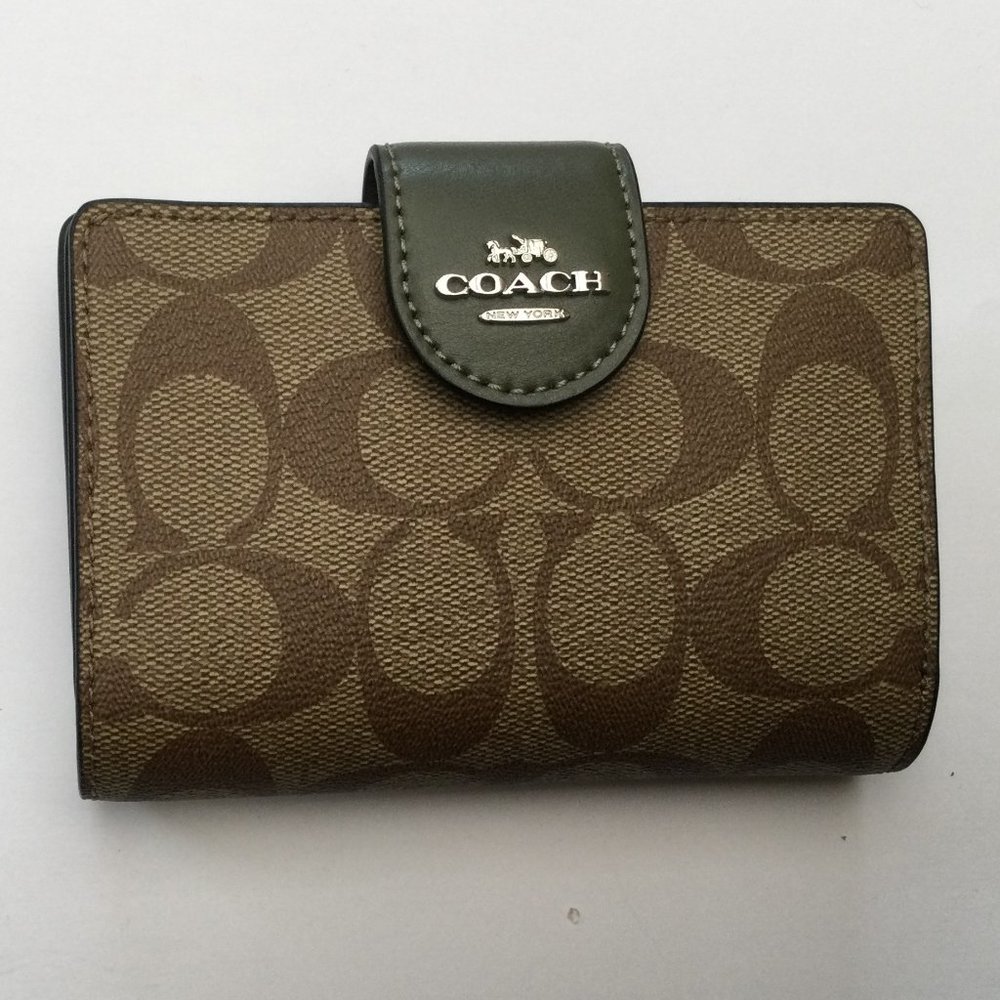 Coach NWT signature medium corner zip Khaki/Surplus